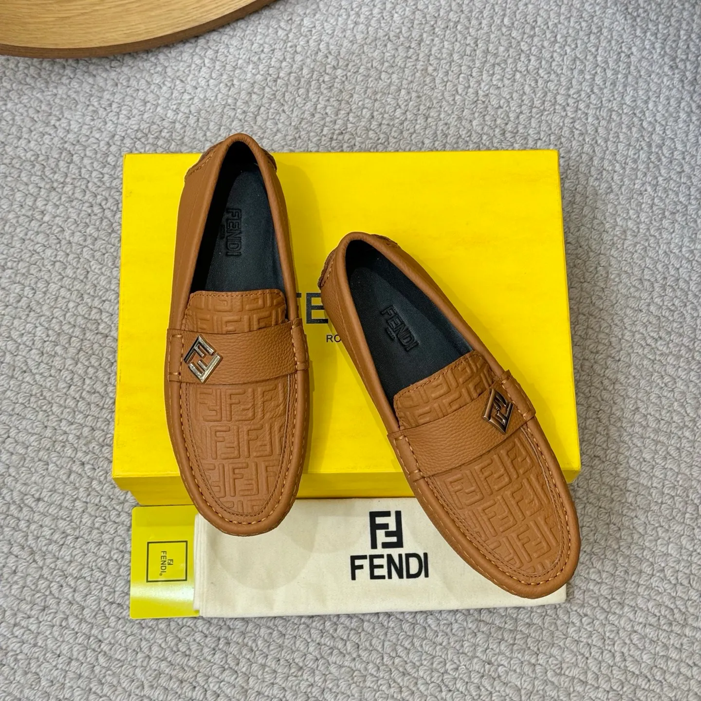 Men's shoes 💰420 [FENDI Fendi] 2⃣️0⃣️2⃣️5️⃣New Milan men's fashion lazy catwalk style ✅ fashionable casual beanie shoes, imported calfskin fabric, super smooth texture, sweat-absorbent and breathable, (sheepskin lining). Metal LOGO on the shoe body, Medusa avatar, irregular avatar, high-end craftsmanship logo✅ French Loft set foot design style 👟Low-key and elegant, great on-foot effect... Men's shoe size: 38-46 (4-12)